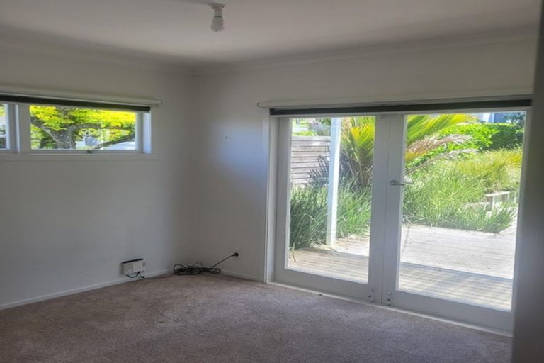 Photo of property in 11 Woodside Avenue, Northcote, Auckland, 0627