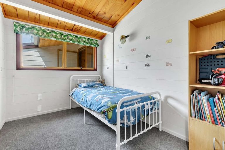 Photo of property in 1 Tupara Crescent, Kawaha Point, Rotorua, 3010