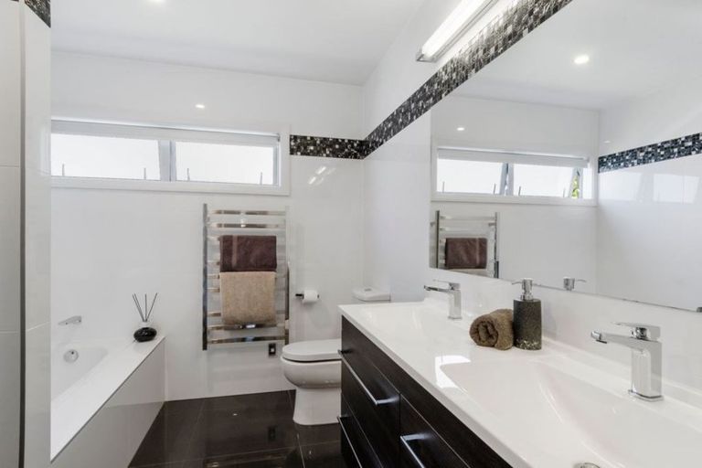 Photo of property in 31a Beechwood Road, Rothesay Bay, Auckland, 0630