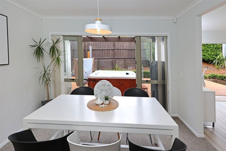 Photo of property in 22 Graven Court, Henderson, Auckland, 0612