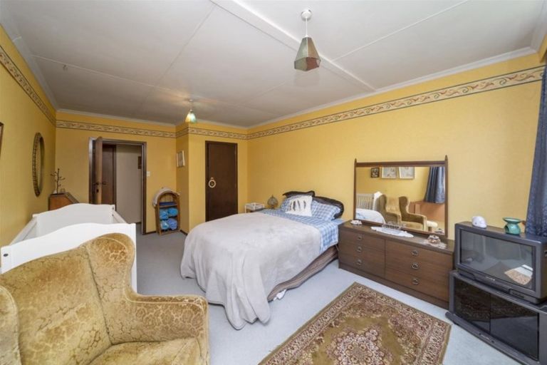 Photo of property in 1 Graves Street, Eltham, 4322