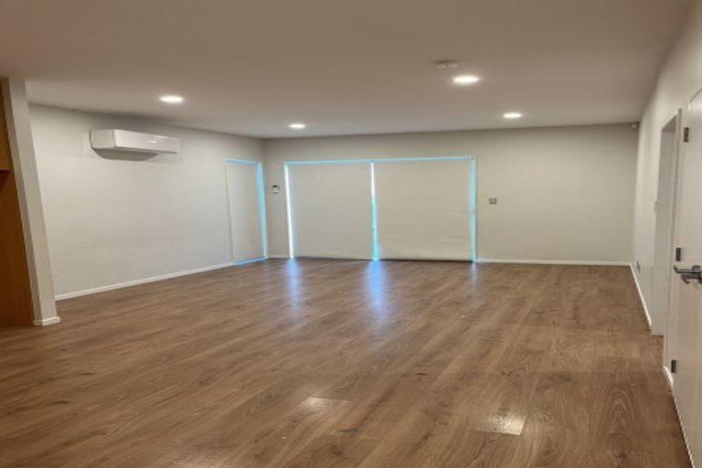 Photo of property in 35 Red Hills Road, Massey, Auckland, 0614