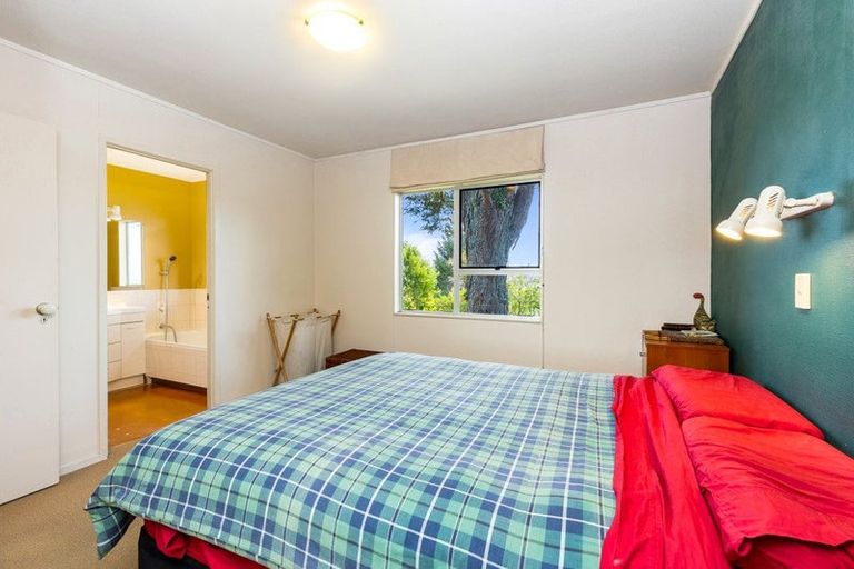 Photo of property in 10 Tusac Place, Totara Vale, Auckland, 0627
