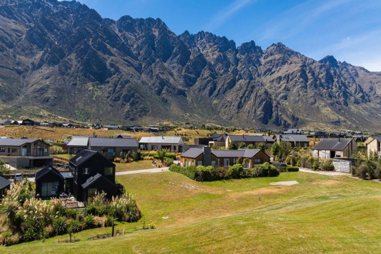 Photo of property in 33 Cunninghams Drive, Jacks Point, Queenstown, 9371