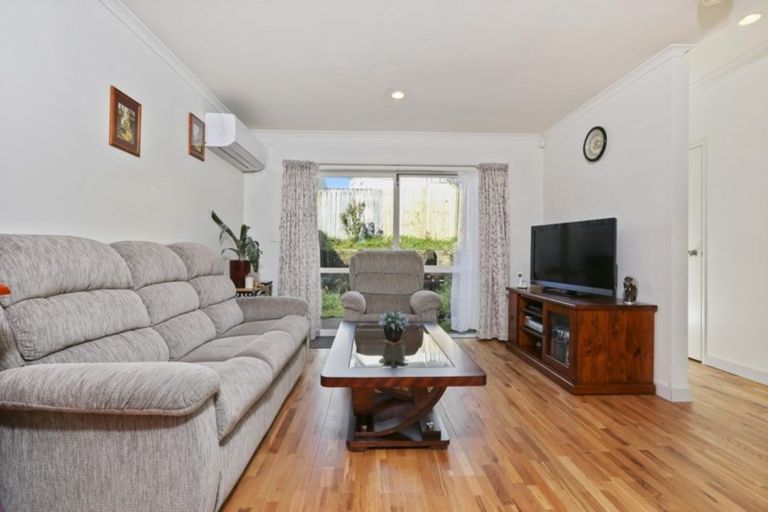 Photo of property in 6 Brashier Circle, Sunnyvale, Auckland, 0612