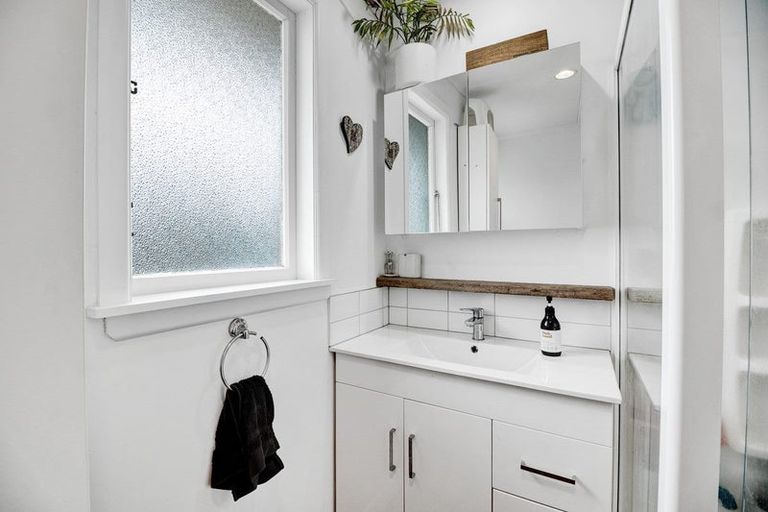 Photo of property in 215 Mangorei Road, Merrilands, New Plymouth, 4312