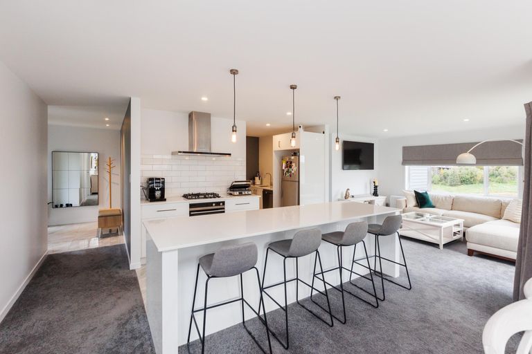 Photo of property in 23 Vaucluse Heights, Fitzherbert, Palmerston North, 4410