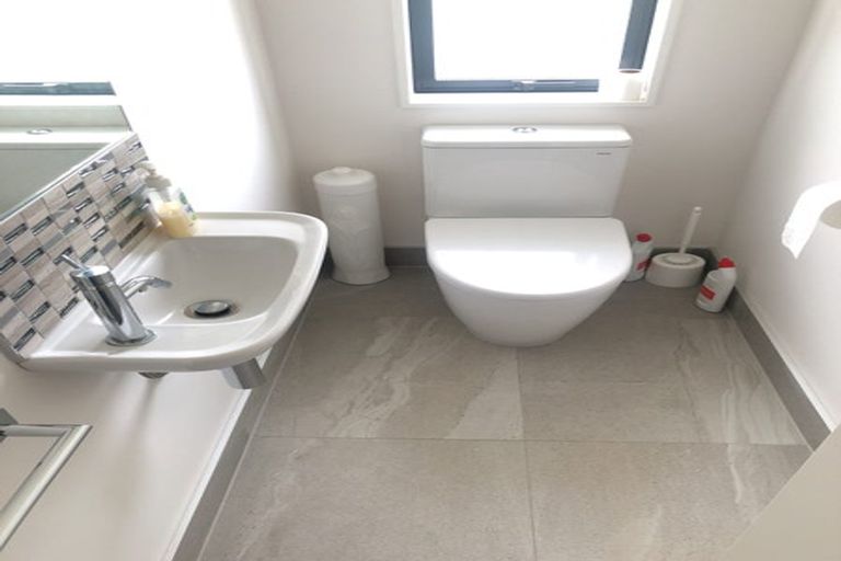 Photo of property in 10 Carthey Road, Wainui, 0932