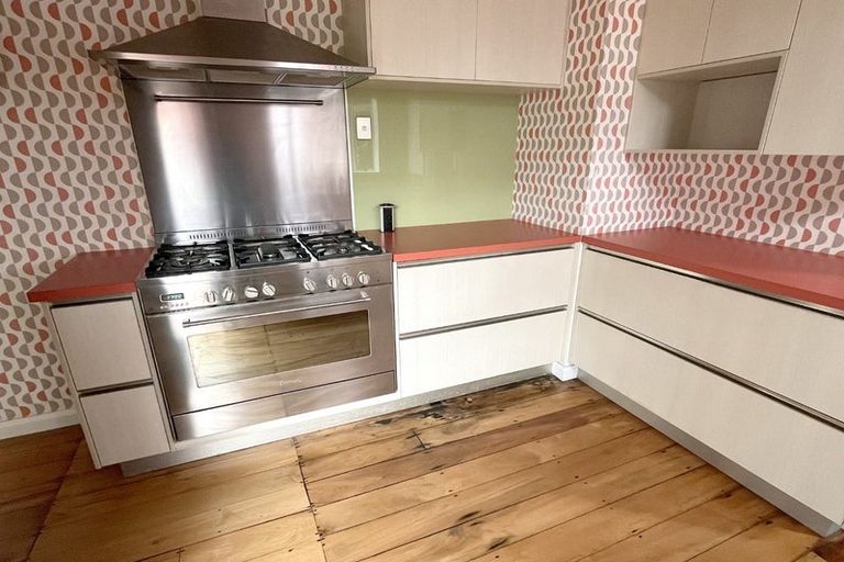 Photo of property in 136 Seaview Road, Westown, New Plymouth, 4310