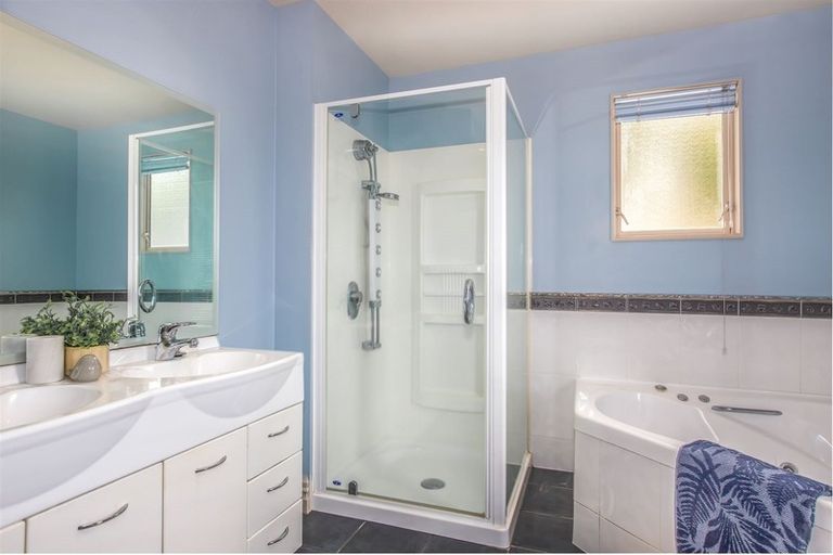 Photo of property in 19 Paremata Drive, Paremata, Porirua, 5024