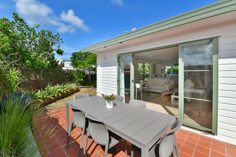 Photo of property in 2/10 Ross Crescent, Orewa, 0931