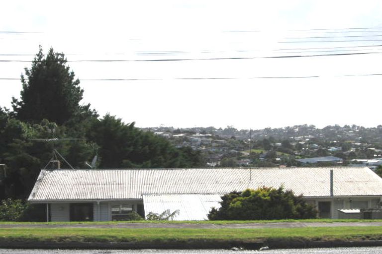 Photo of property in 2/597 Glenfield Road, Totara Vale, Auckland, 0629