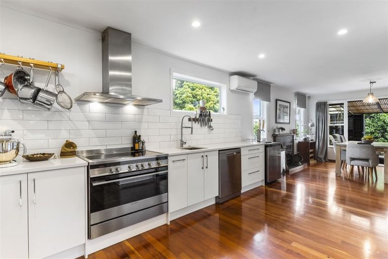 Photo of property in 50 Seymour Road, Sunnyvale, Auckland, 0612