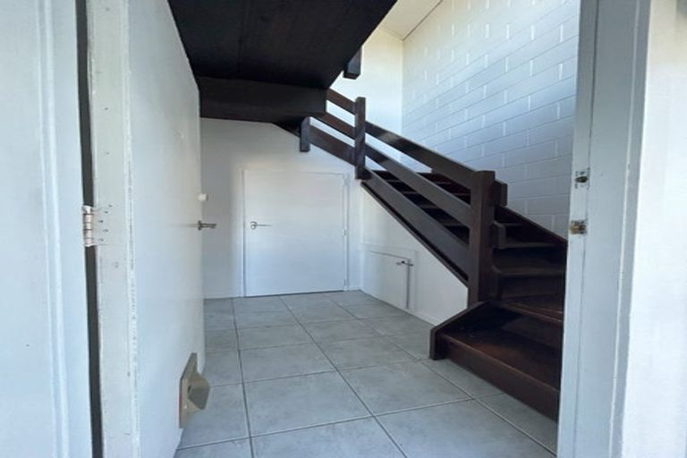 Photo of property in 112 Akaroa Drive, Maupuia, Wellington, 6022