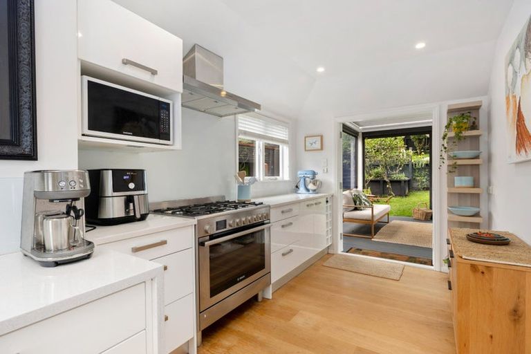 Photo of property in 70 Selwyn Crescent, Forrest Hill, Auckland, 0620