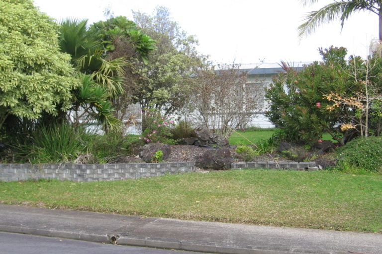 Photo of property in 2 Jeff Place, Howick, Auckland, 2014