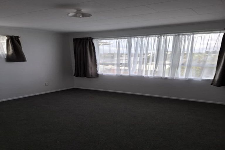 Photo of property in 4 Stroud Way, Newlands, Wellington, 6037