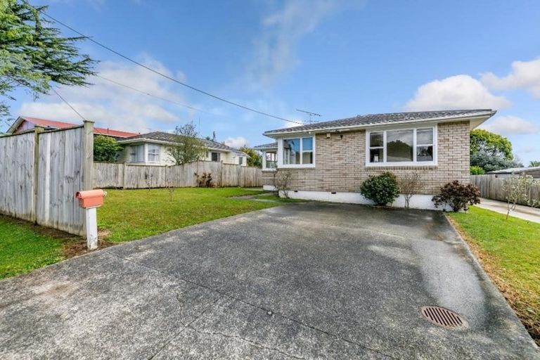 Photo of property in 22 Cron Avenue, Te Atatu South, Auckland, 0610