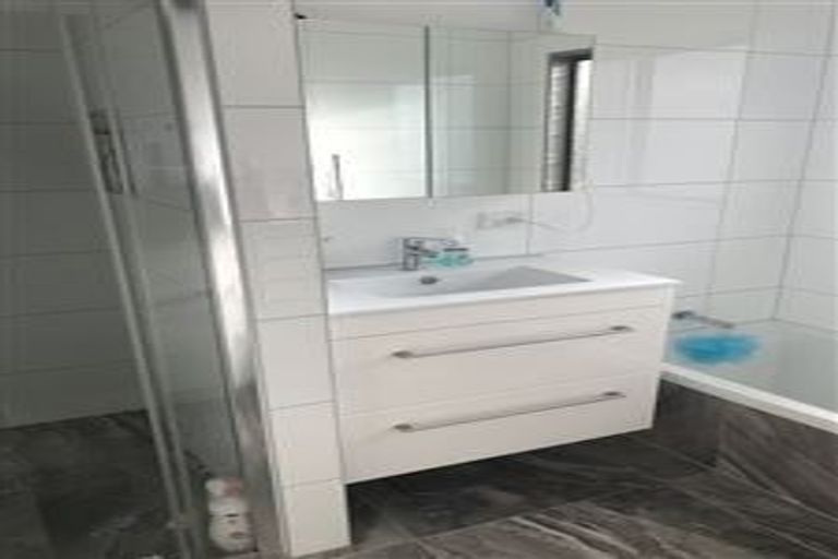 Photo of property in 8 Da Vinci Place, West Harbour, Auckland, 0618