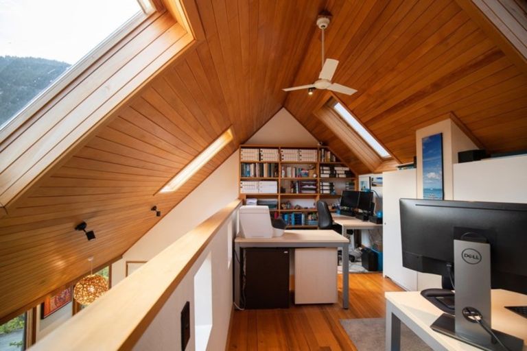 Photo of property in 18 Mckerrow Place, Sunshine Bay, Queenstown, 9300