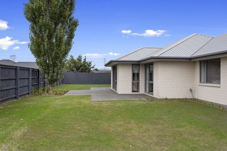 Photo of property in 15 Saint James Place, Rangiora, 7400