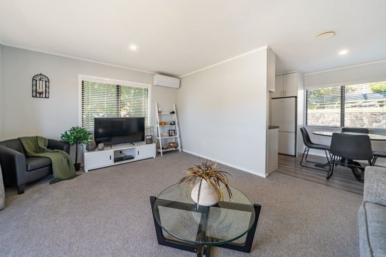 Photo of property in 2 Oaklands Grove, Clouston Park, Upper Hutt, 5018