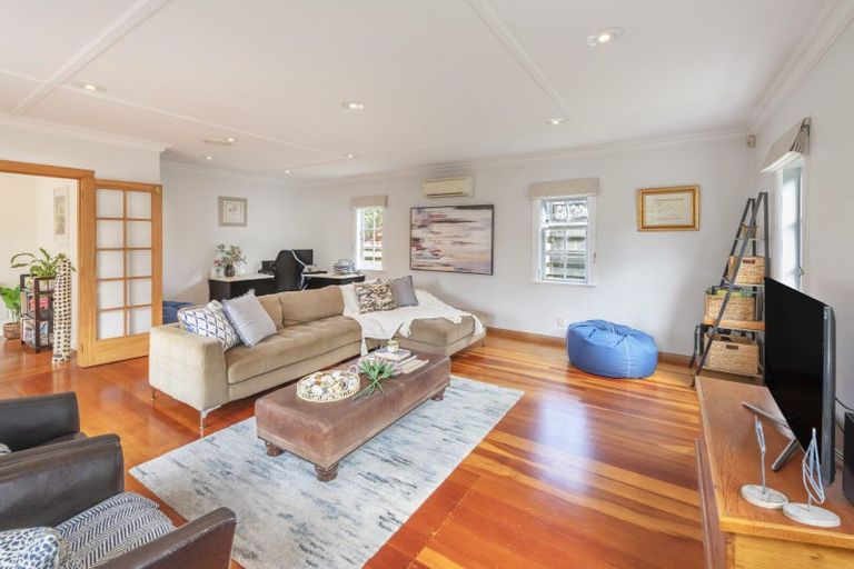 Photo of property in 96 Ranui Crescent, Khandallah, Wellington, 6035