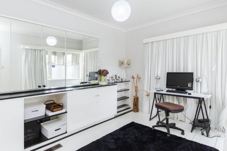 Photo of property in 546 Featherston Street, Roslyn, Palmerston North, 4414