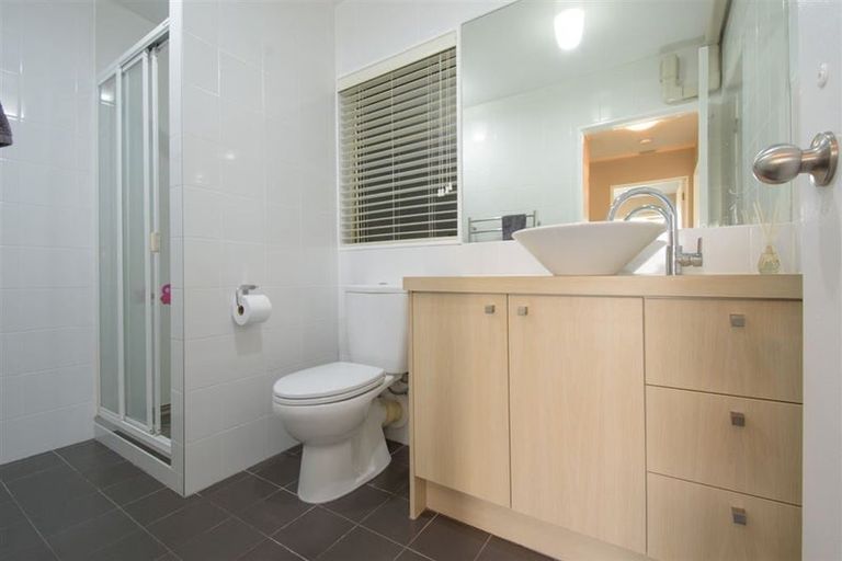 Photo of property in 2a Bird Place, Fernhill, Queenstown, 9300