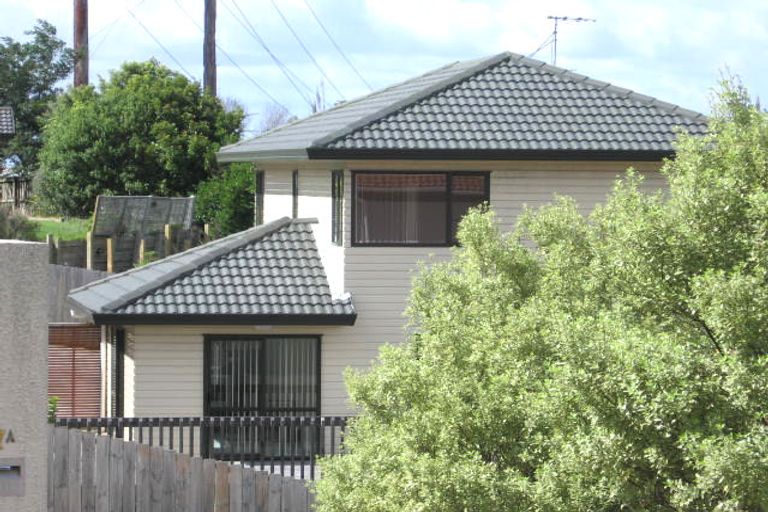 Photo of property in 2/27 Highgrove Lane, Totara Vale, Auckland, 0632