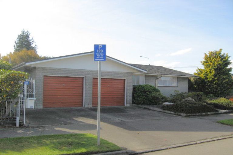 Photo of property in 2 Moorpark Place, Ilam, Christchurch, 8041