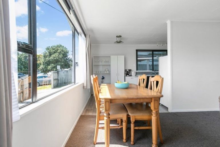 Photo of property in 2/17 Sunnyside Road, Sunnyvale, Auckland, 0612