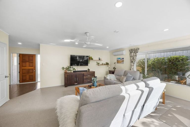 Photo of property in 2/12 Pat O'connor Place, Manurewa, Auckland, 2105