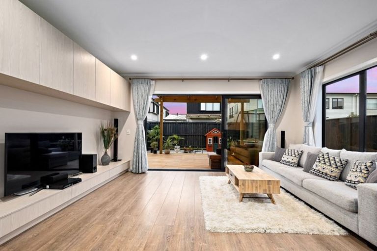 Photo of property in 14 Sacred Kingfisher Road, Hobsonville, Auckland, 0616