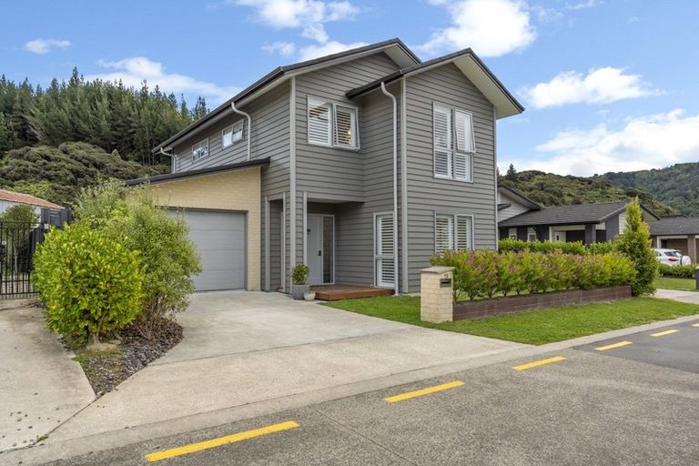 Photo of property in 19 Somerby Mews, Silverstream, Upper Hutt, 5019