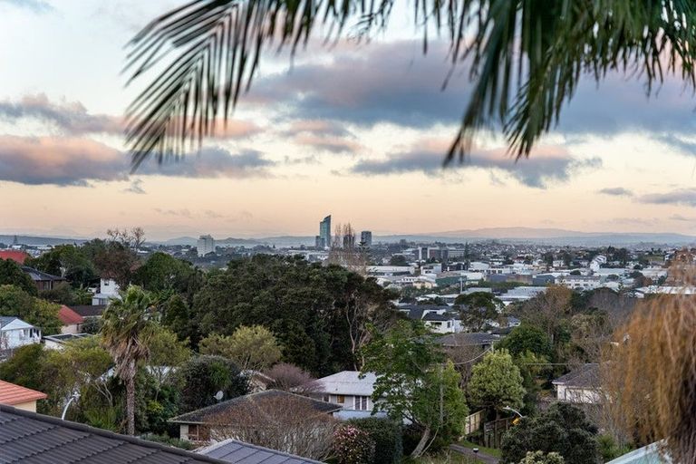 Photo of property in 13 Oki Place, Glenfield, 0629