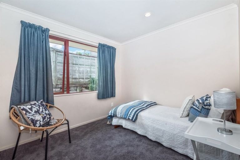 Photo of property in 21 Nimstedt Avenue, Oteha, Auckland, 0632