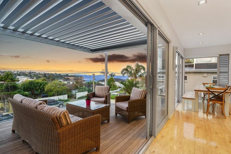 Photo of property in 15 Beechwood Road, Rothesay Bay, Auckland, 0630