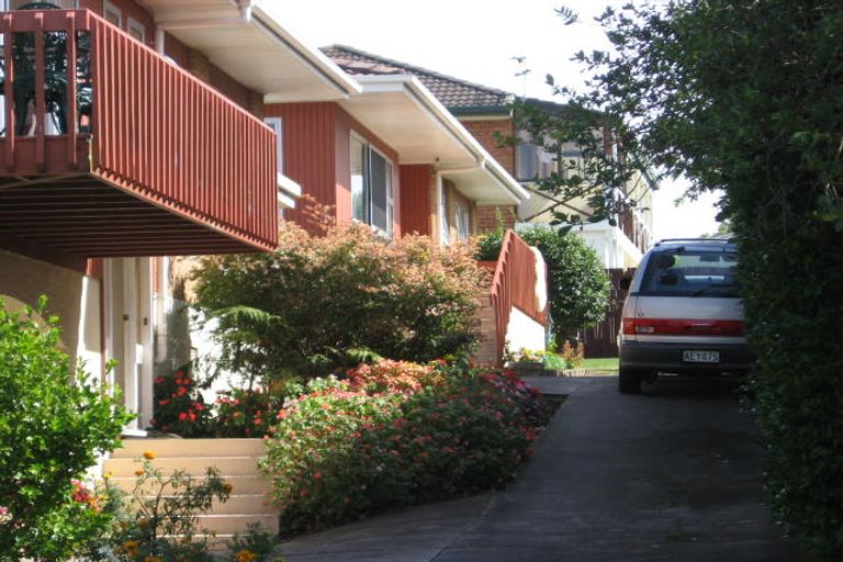 Photo of property in 2/49 Pakira Avenue, Glendene, Auckland, 0602