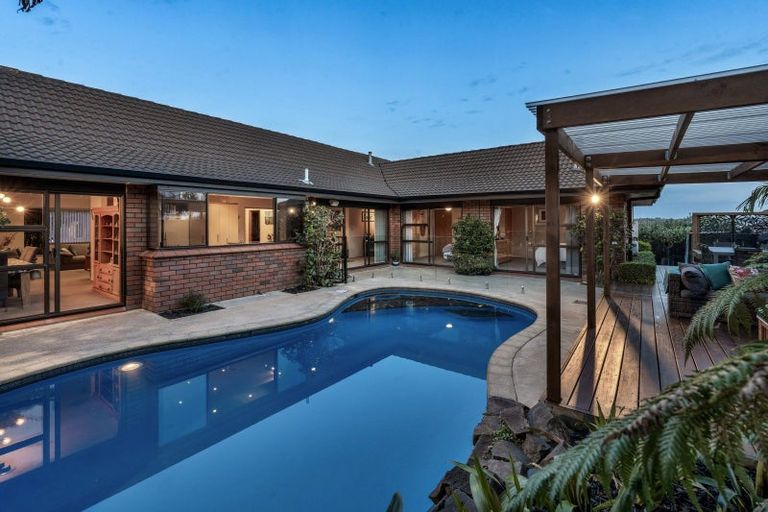 Photo of property in 6 Citation Way, Botany Downs, Auckland, 2010