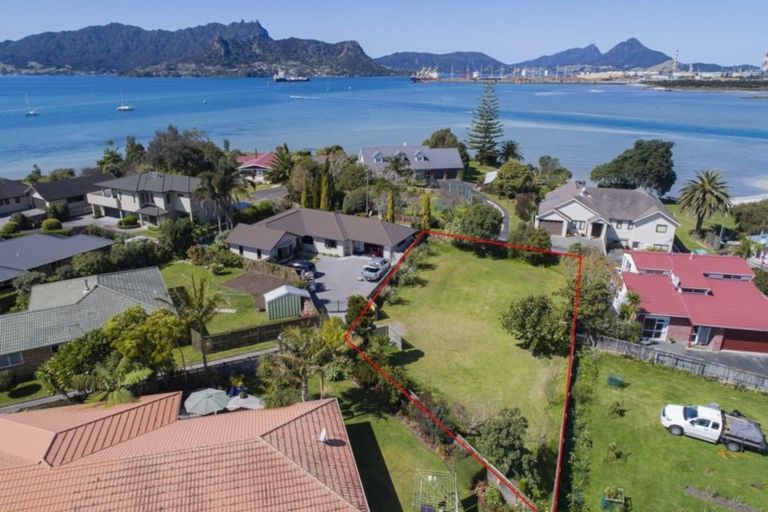 Photo of property in 16 Paradise Point Place, One Tree Point, 0118