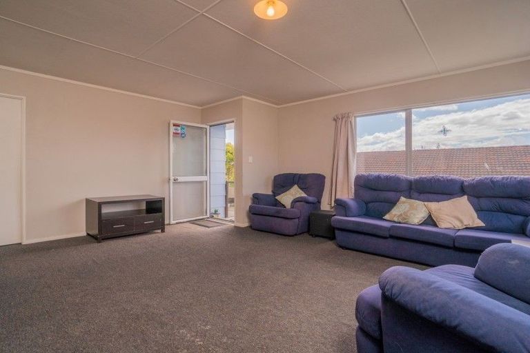 Photo of property in 12 Imperial Place, Henderson, Auckland, 0612