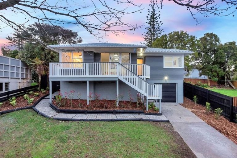 Photo of property in 17 Temuri Place, Glendene, Auckland, 0602