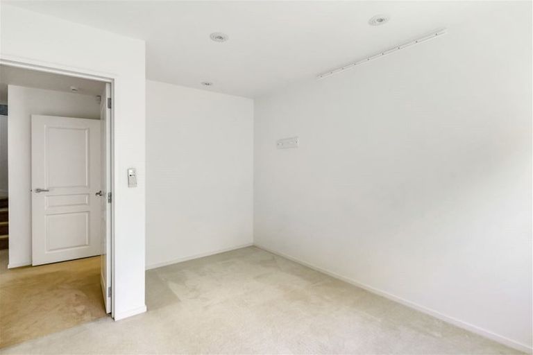 Photo of property in 327c Glenfield Road, Glenfield, Auckland, 0629