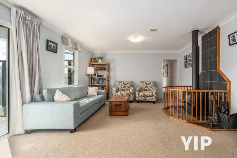 Photo of property in 4 Fernhaven Grove, Newlands, Wellington, 6037