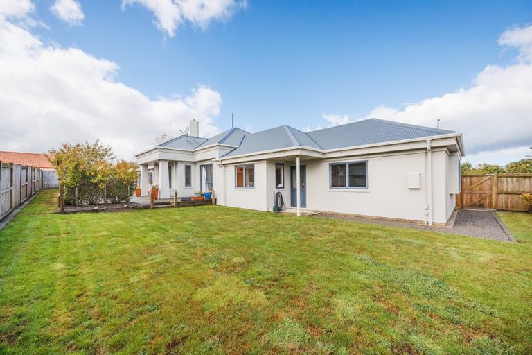 Photo of property in 1 Sycamore Crescent, Fitzherbert, Palmerston North, 4410