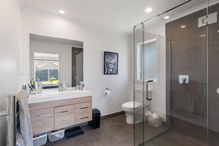 Photo of property in 111 Johnstone Drive, Fitzherbert, Palmerston North, 4410