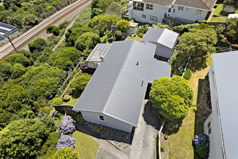 Photo of property in 18 Florio Terrace, Tawa, Wellington, 5028