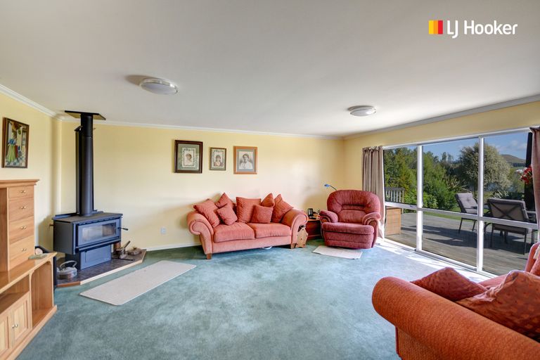 Photo of property in 24 Surrey Bay Road, Waihola, Outram, 9073
