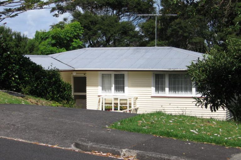 Photo of property in 4 Thuja Street, Green Bay, Auckland, 0604
